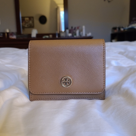 Tory Burch Accessories - TORY BURCH ROBINSON MULTI-GUSSET CARD CASE